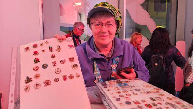 핀을 교환하기 위해 러시아에서 온 이레나가 8일 이탈리아 밀라노 '핀 트레이드 센터'에서 자신의 핀 컬렉션을 들어 보이고 있다. 밀라노=김진주 기자