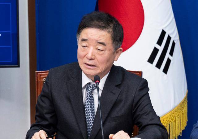 강득구 더불어민주당 최고위원이 11일 국회의사당에서 열린 당 최고위원회의에 참석해 발언하고 있다. 연합뉴스