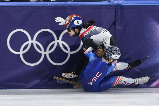 쇼트트랙 대표팀 김길리가 10일 이탈리아 밀라노 아이스스케이팅 아레나에서 열린 2026 밀라노·코르티나담페초 동계올림픽 쇼트트랙 혼성계주 준결승에서 미국 코린 스토다드와 충돌하고 있다. 연합뉴스