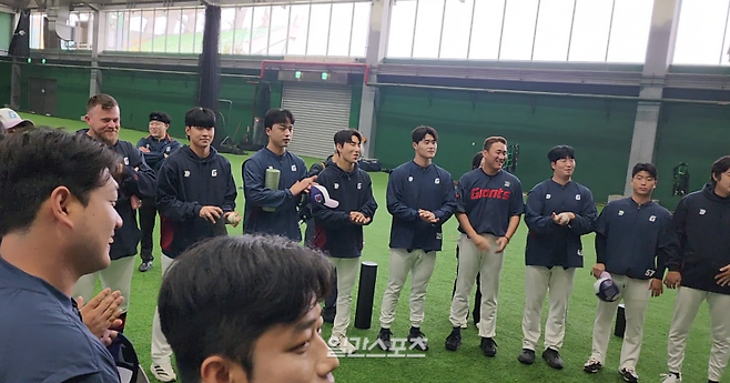 지난달 31일 새 외국인 투수 엘빈 로드리게스와 상견례를 하고 있는 롯데 투수진. IS포토