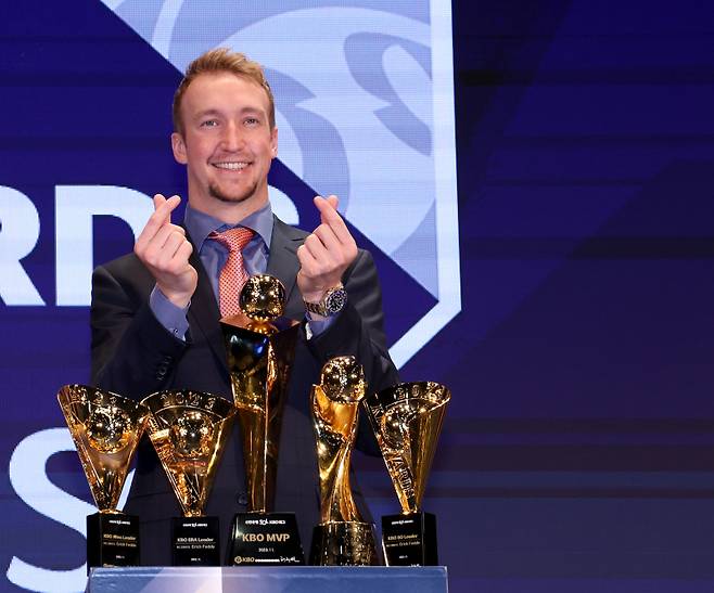 2023 KBO 시상식이 27일 오후 서울 중구 소공동 웨스틴조선호텔에서 열렸다. MVP로 선정된 NC 페디가 시상식 후 트로피를 앞에 두고 포즈를 취하고 있다. MVP와 신인상 수상자는 정규시즌 종료 후 한국야구기자회 소속 언론사 기자 및 각 지역 언론 담당 기자들의 사전 온라인 투표로 정해졌다. 김민규 기자 mgkim1@edaily.co.kr /2023.11.27/