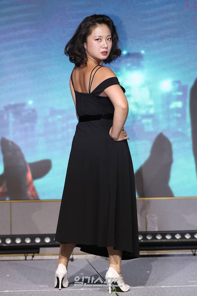 코미디언 박나래가 8일 오전 서울 마포구 호텔나루에서 열린 신개념 좀비 액션 버라이어티 ‘좀비버스’ 제작발표회에 참석해 포즈를 취하고 있다. '좀비버스'는 어느 날 갑자기 좀비 세계로 변해버린 서울 일대에서 퀘스트를 수행하며 살아남아야 하는 좀비 유니버스 예능이다. 오늘(8일) 공개된다. 서병수 기자 qudtn@edaily.co.kr /2023.08.08/