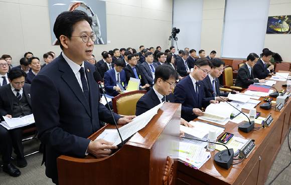 배경훈 부총리 겸 과학기술정보통신부 장관이 11일 국회에서 열린 과학기술정보방송통신위원회 업무보고에서 인사말 하고 있다. [사진=연합뉴스]