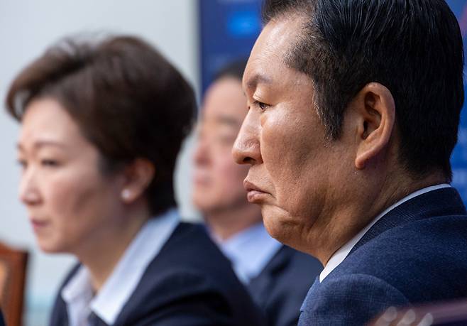 더불어민주당 정청래 대표(앞부터), 이언주 최고위원, 강득구 최고위원이 6일 국회에서 열린 최고위원회의에서 굳은 표정으로 앉아 있다.이날 민주당 최고위원회의는 조국혁신당의 합당과 관련한 진행을 놓고 정청래 대표와 이언주, 황명선, 강득구 최고의원이 대립했다 . 2026.2.6 [사진=연합뉴스]