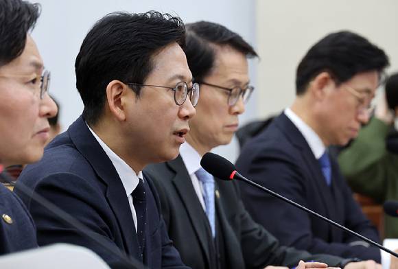 배경훈 부총리 겸 과학기술정보통신부 장관이 11일 국회에서 열린 과기정통부 등을 대상으로 하는 과학기술정보방송통신위원회 업무보고에서 발언하고 있다. [사진=연합뉴스]