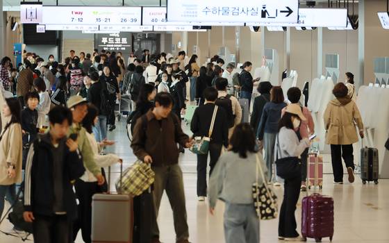 서울 강서구 김포공항 국내선 청사가 연휴를 즐기려는 사람들로 붐비고 있는 모습. 연합뉴스