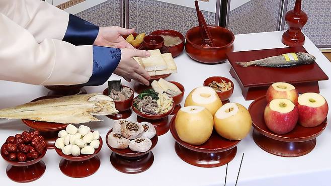 서울 은평구 은평한옥마을 예서헌에서 한국농수산식품유통공사(aT) 주최로 열린 추석 차례상 시연 행사에서 간소화 차례상 차림이 시연되어 있다. 뉴시스