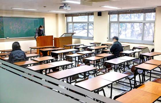 대학 개강일 오전 경상도 한 대학에서 수업이 진행되고 있는데 강의실이 거의 비어있다. 연합뉴스