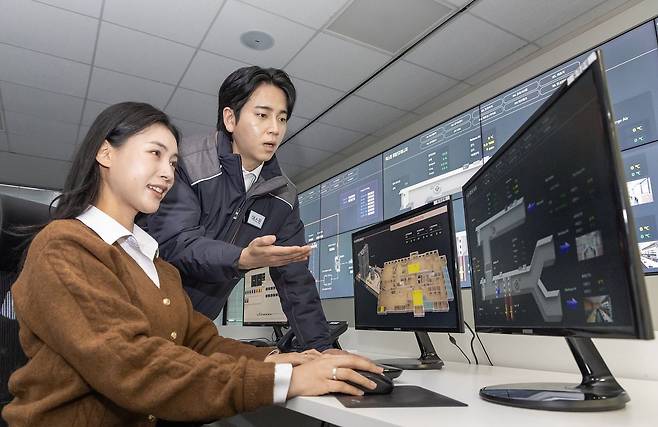 에스원 직원이 (인공지능)AI 빌딩 에너지 솔루션을 활용해 건물 에너지 사용 현황을 실시간 모니터링하고 있는 모습. 사진 에스원