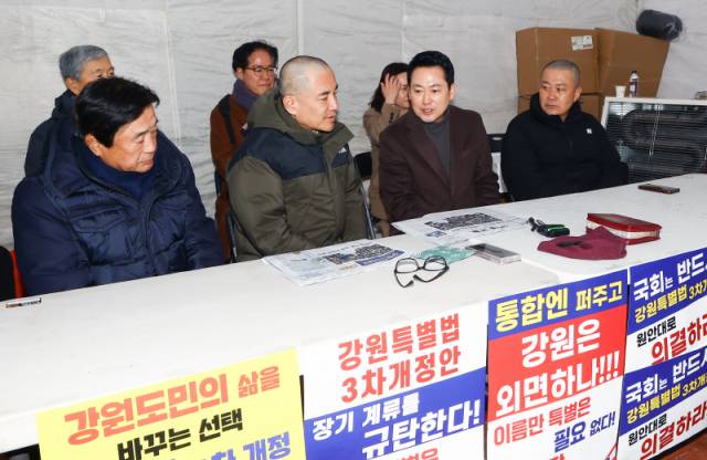 ▲ 장동혁 국민의힘 당대표가 10일 강원특별자치도법 3차 개정안 조속 심사를 강력 촉구하는 국회 천막농성을 찾아 김진태 도지사, 김시성 도의장을 격려하고 있다. 이세훈 기자