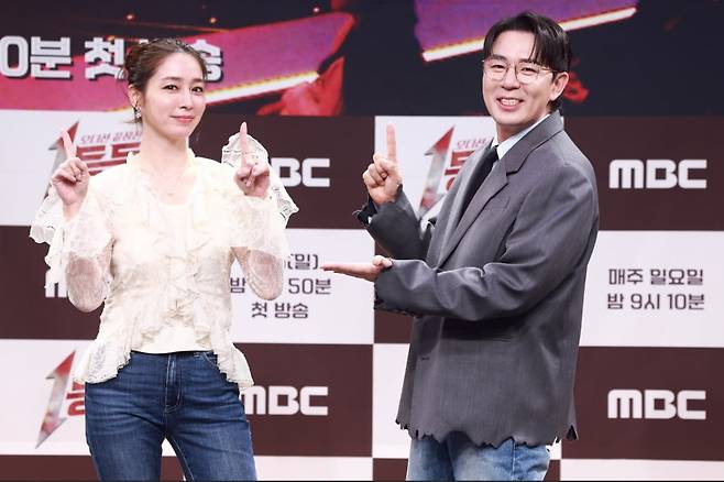 배우 이민정(왼쪽)과 방송인 붐이 11일 서울 마포구 MBC 골든마우스홀에서 열린 MBC 신규 음악 예능프로그램 '1등들' 제작발표회에서 포즈를 취하고 있다. /사진=연합뉴스