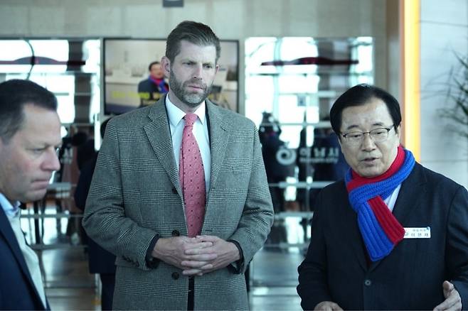 ‘트럼프 차남’ 에릭 트럼프가 하남시 K-스타월드 부지를 방문해 이현재 하남시장의 설명을 듣고 있다.  하남시 제공.