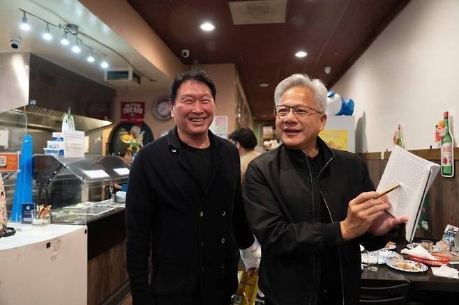 신간 '슈퍼모멘텀' 펼쳐보이는 젠슨 황 엔비디아 CEO. 사진=연합뉴스