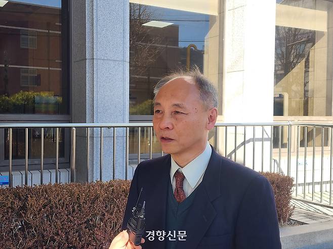 지난달 22일 오후 국가보안법 위반 혐의 재심 재판에서 무죄를 선고받은 뒤 인터뷰하고 있는 문영석씨. 고귀한 기자