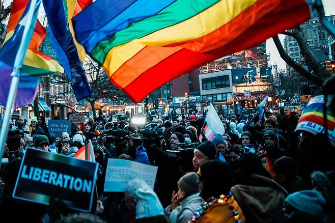 시민들이 미국 뉴욕시 그리니치 빌리지의 스톤월 기념지에서 무지개 깃발을 제거한 것에 대한 항의 시위를 벌이고 있다. 로이터연합뉴스
