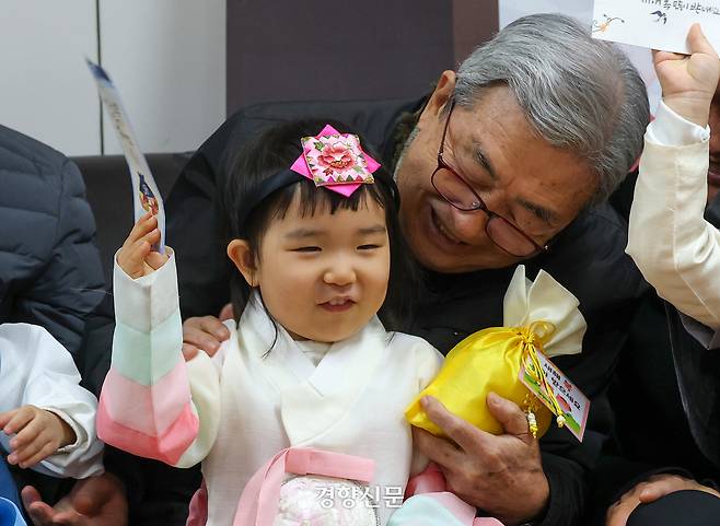 한 어르신이 아이에게 덕담을 건네고 있다.