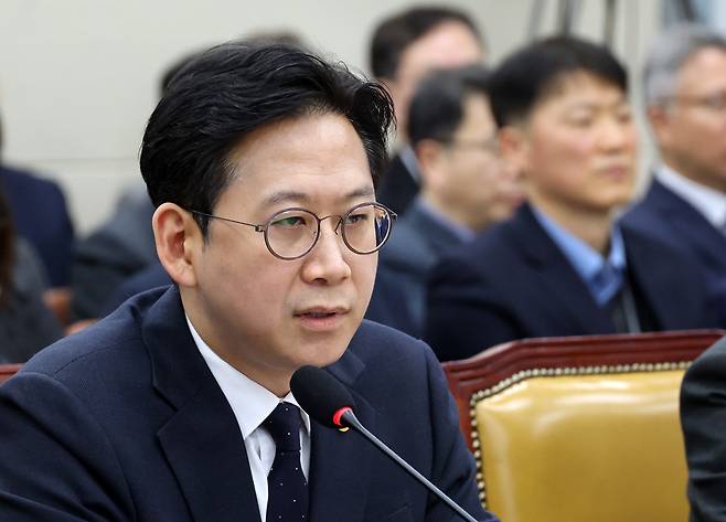 배경훈 부총리 겸 과기정통부 장관이 11일 국회에서 열린 과학기술정보방송통신위원회 전체회의에서 의원 질의에 답변하고 있다. 연합뉴스