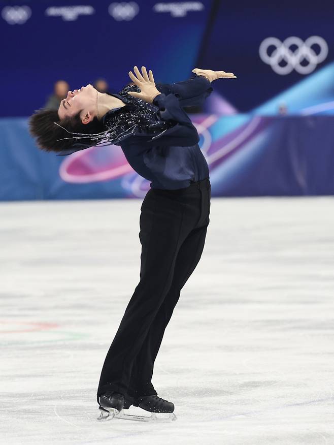 차준환이 10일(현지시간) 이탈리아 밀라노 아이스스케이팅 아레나에서 열린 2026 밀라노ㆍ코르티나담페초 동계올림픽 남자 싱글 쇼트 프로그램에 출전해 연기를 펼치고 있다. 연합뉴스