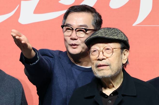 10일 서울 종로구 NOL 서경스퀘어에서 열린 ‘불란서 금고’ 제작발표회에서 연출가 장진(왼쪽)과 배우 신구가 취재진을 향해 이야기하고 있다.     뉴시스