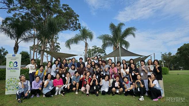 참가자들이 같은 조에 속한 조원의 어깨를 두드려주며 격려하고 있다. 아래 사진은 러빙유 관계자들과 참석자들이 함께 단체 사진을 찍고 있는 모습.