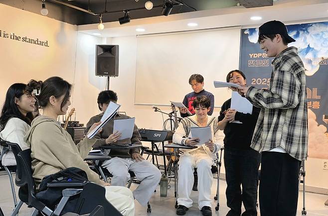 연극 리턴 출연진들이 2024년 서울 영등포구 YDP하나교회에서 리턴을 준비하며 대본 연습을 하고 있다. 김 전도사 제공