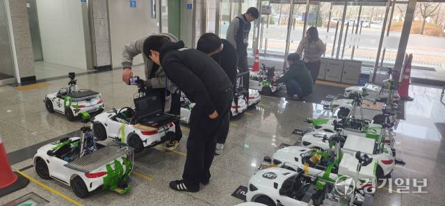 11일 수원 차세대융합기술연구원에서 열린 '2026 경기도 대학생 자율주행 경진대회' 본선에 참여한 경기도내 대학생들이 각자의 참가팀 차량을 살펴보고 있다. 이연우기자