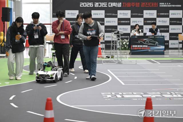 11일 차세대융합기술연구원에서 ‘2026 경기도 대학생 자율주행 경진대회’ 본선 경기가 개최된 가운데 참여팀들이 각자의 차량을 코스 위에서 운행해보고 있다. 이 대회는 미래모빌리티 인재들의 현장 적응력과 문제 해결 역량을 키우는 데 초점을 맞췄다. 조주현기자
