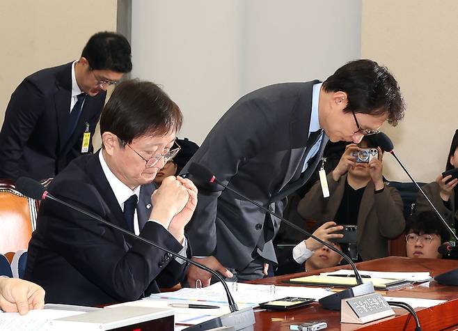 이재원 빗썸 대표이사가 11일 국회에서 열린 정무위원회 전체 회의에서 국내 가상자산거래소 빗썸에서 발생한 거액의 비트코인 오지급 사태를 놓고 긴급 현안질의에 답하기에 앞서 고개 숙여 사과하고 있다. 왼쪽은 이찬진 금융감독원장. [연합뉴스]