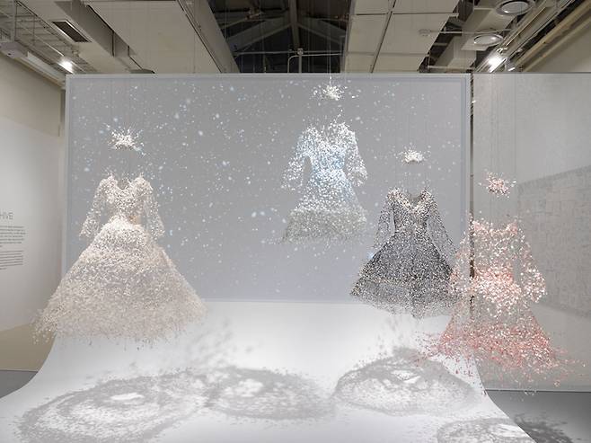 금기숙 작가의 ‘눈꽃요정’(2018) 전시 전경 <서울공예박물관>
