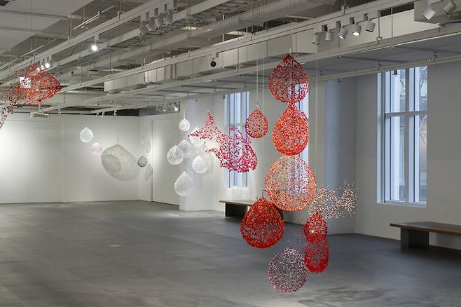 금기숙 작가의 ‘물고기’, ‘물방울’ 설치 전경 <서울공예박물관>