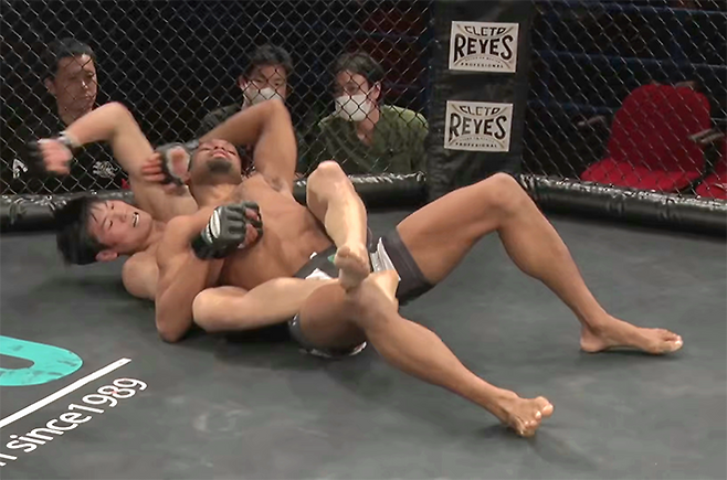 임관우가 2026년 1월 일본 종합격투기 단체 Shooto 도쿄 대회에서 Road to UFC 시즌4 참가자 에페비가 야닉 유지를 그라운드 앤드 엘보로 기절시키고 있다. 사진=株式会社サステイン