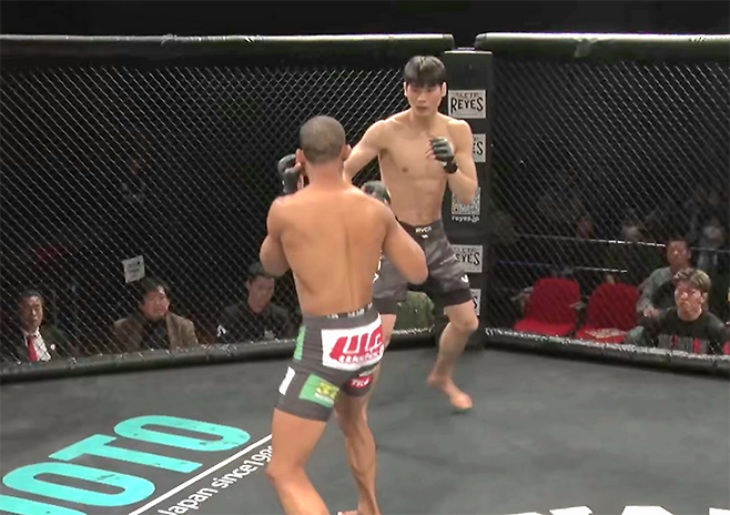 임관우가 2026년 1월 일본 종합격투기 단체 Shooto 도쿄 대회에서 Road to UFC 시즌4 참가자 에페비가 야닉 유지를 상대하고 있다. 사진=株式会社サステイン