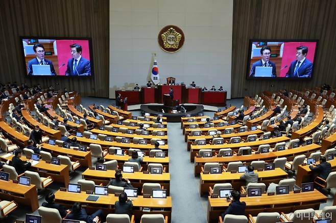 [서울=뉴시스] 고승민 기자 = 김민석 국무총리가 11일 서울 여의도 국회에서 열린 제432회국회(임시회) 제6차 본회의, 교육·사회·문화에 관한 대정부질문에서 황명선 더불어민주당 의원 질의에 답하고 있다. 2026.02.11. kkssmm99@newsis.com /사진=고승민