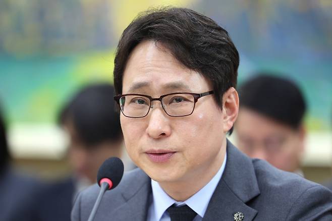 가상자산 거래소 빗썸의 '62만개 비트코인 오지급' 사태를 두고 정치권이 빗썸의 내부통제 부실과 금융당국의 관리 책임을 정조준했다. 사진은 이재원 빗썸 대표가 11일 서울 여의도 국회 정무위원회에서 열린 빗썸의 비트코인 오지급 사태와 관련 긴급현안질의에 출석해 의원 질의에 답하고 있는 모습. /사진=뉴스1