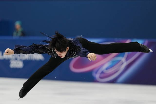 차준환이 11일 오전(한국시간) 이탈리아 밀라노 아이스스케이팅 아레나에서 열린 2026 밀라노·코르티나동계올림픽 피겨스케이팅 남자 싱글 쇼트프로그램에서 플라잉 카멜 스핀을 선보이고 있다. AP연합뉴스