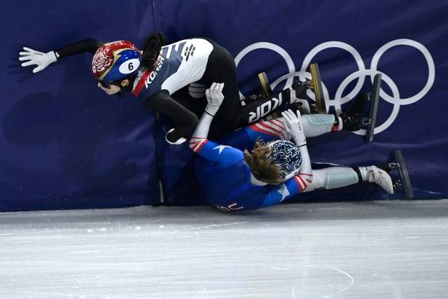 김길리(왼쪽)가 10일 밤(한국시간) 이탈리아 밀라노 아이스스케이팅 아레나에서 열린 2026 밀라노·코르티나동계올림픽 쇼트트랙 혼성계주 준결승에서 미국의 커린 스토더드에게 걸려 넘어지고 있다.  AP 연합뉴스