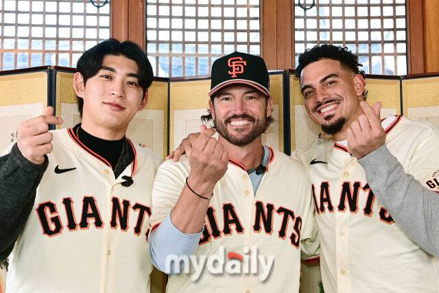 6일 서울 종로구 클래식고택 디토에서 미국 프로야구 메이저리그 베이스볼(MLB) 샌프란시스코 자이언츠 한국 방문 미디어데이가 열렸다. 이날 한국 문화 체험 행사에 참석한 샌프란시스코 자이언츠 이정후, 토니 비텔로 감독, 윌리 아다메스(왼쪽부터)가 포토타임을 갖고 있다./마이데일리