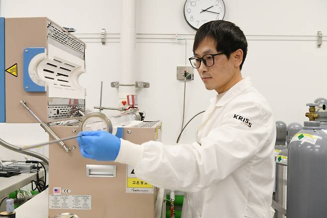 권기창 책임연구원)이 화학증기 기상법 장비로 금속산화물 및 황화물 센서 물질을 합성하고 있다.[KRISS 제공]