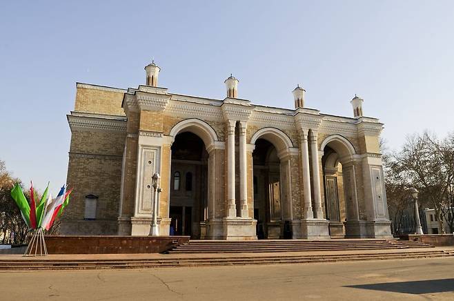 일본군 포로들이 1947년 완공한 우즈베키스탄 나보이오페라극장.   [출처 : 야후재팬 화상]