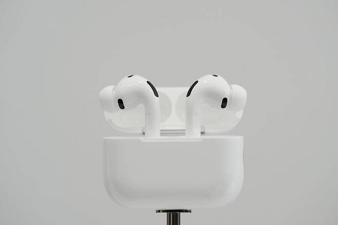 [쿠퍼티노=AP/뉴시스] 9일(현지 시간) 미국 캘리포니아주 쿠퍼티노 애플파크에서 에어팟 프로3가 공개되고 있다. 2025.09.10.