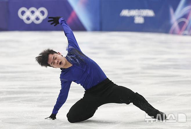 [밀라노=뉴시스] 김근수 기자 = 피겨스케이트 김현겸이 10일(현지 시간) 이탈리아 밀라노 아이스스케이팅 아레나에서 열린 2026 밀라노·코르티나 담페초 동계올림픽 남자 싱글 쇼트프로그램에서 연기를 펼치고 있다. 2026.02.11. ks@newsis.com