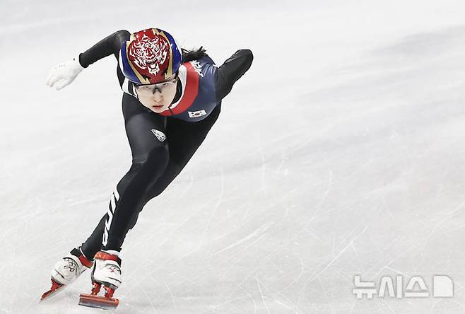 [밀라노=뉴시스] 김근수 기자 = 쇼트트랙 최민정이 10일(현지 시간) 이탈리아 밀라노 아이스스케이팅 아레나에서 열린 2026 밀라노·코르티나 담페초 동계올림픽 쇼트트랙 혼성계주 준결승에서 역주하고 있다. 2026.02.10. ks@newsis.com
