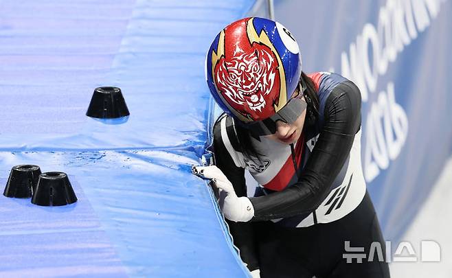 [밀라노=뉴시스] 김근수 기자 = 쇼트트랙 김길리가 10일(현지 시간) 이탈리아 밀라노 아이스스케이팅 아레나에서 열린 2026 밀라노·코르티나 담페초 동계올림픽 쇼트트랙 혼성계주 준결승에서 미국 선수와 충돌한 뒤 고통을 호소하고 있다. 2026.02.10. ks@newsis.com