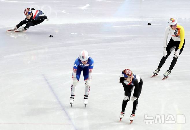 [밀라노=뉴시스] 박주성 기자 = 쇼트트랙 임종언이 10일(현지 시간) 이탈리아 밀라노 아이스스케이팅 아레나에서 열린 2026 밀라노·코르티나 담페초 동계올림픽 쇼트트랙 혼성계주 준결승에서 역주하고 있다. 2026.02.10. park7691@newsis.com