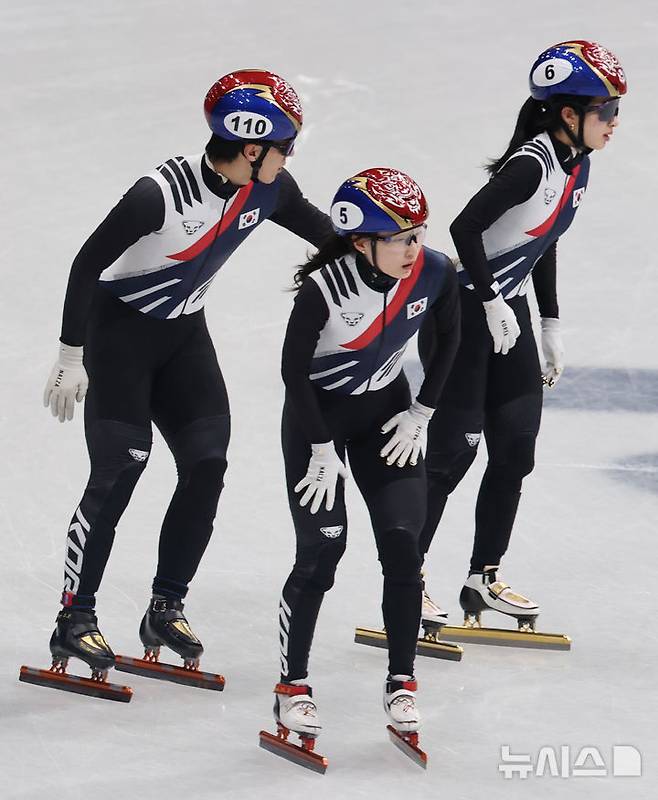 [밀라노=뉴시스] 박주성 기자 = 쇼트트랙 황대헌, 최민정, 김길리가 10일(현지 시간) 이탈리아 밀라노 아이스스케이팅 아레나에서 열린 2026 밀라노·코르티나 담페초 동계올림픽 쇼트트랙 혼성계주 준결승을 마친 후 아쉬워하고 있다. 2026.02.10. park7691@newsis.com