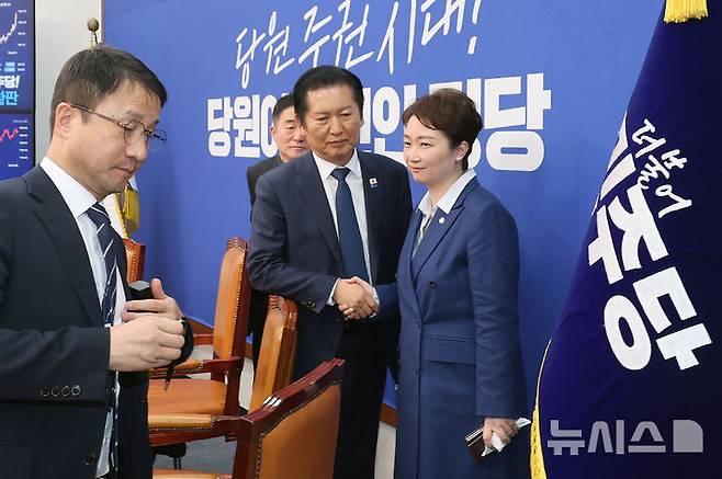 [서울=뉴시스] 김금보 기자 = 정청래 더불어민주당 대표와 이언주 최고위원이 10일 오후 서울 여의도 국회에서 조국혁신당과의 합당 관련 비공개최고위원회의 결과 브리핑을 마친 뒤 악수를 하고 있다. 더불어민주당은 지방선거 전 합당 논의를 중단한다. 2026.02.10. kgb@newsis.com