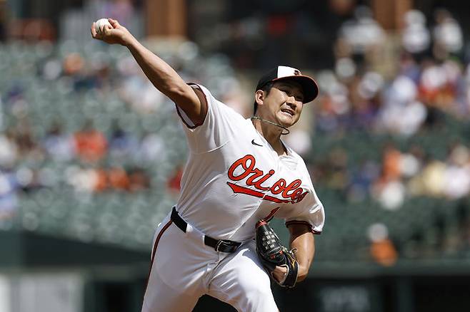 [볼티모어=AP/뉴시스]메이저리그(MLB) 볼티모어 오리올스의 일본인 투수 스가노가 7일(현지 시간) 미국 메릴랜드주 볼티모어 오리올 파크 앳 캠던 야즈에서 열린 2025 MLB LA 다저스와의 경기에 선발 등판해 역투하고 있다. 2025.09.08. photo@newsis.com