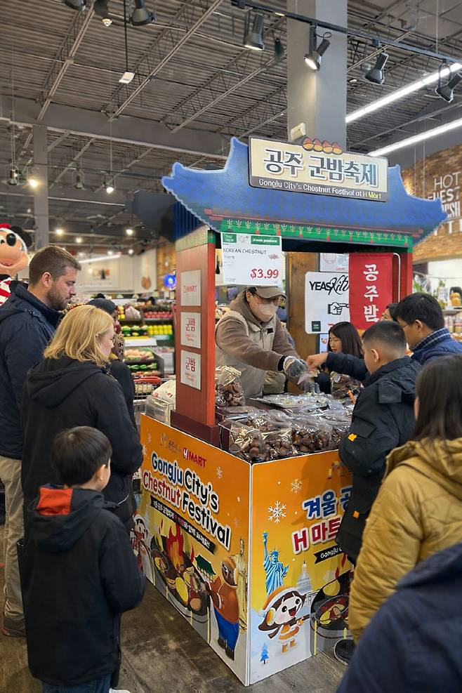 [공주=뉴시스]미국에서 개최된 군밤축제 모습.(사진= 공주시).2026.02.11.photo@newsis.com. *재판매 및 DB 금지