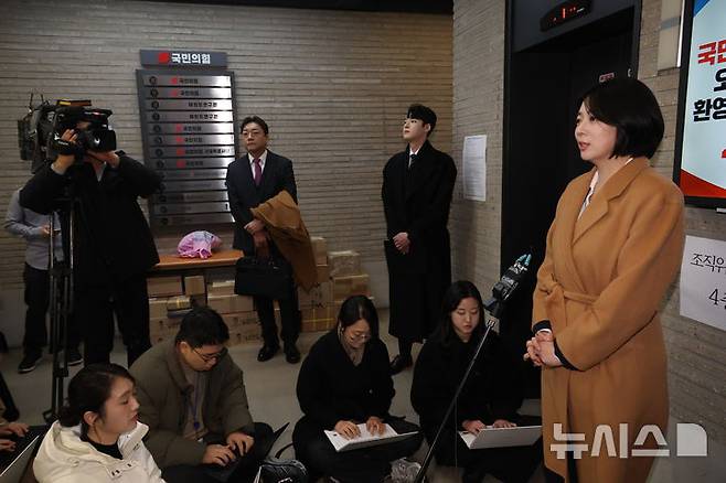 [서울=뉴시스] 조성봉 기자 = 배현진 국민의힘 의원이 11일 오전 서울 여의도 중앙당사에서 열리는 국민의힘 중앙윤리위원회에 출석하기 전 취재진의 질문에 답변하고 있다. 국민의힘 윤리위에는 배 의원이 지방선거를 앞두고 시당 소속 광역·기초 의원 등에게 한 전 대표 제명을 반대하고 장동혁 지도부를 비판하는 입장을 사실상 요구했다는 내용의 제소가 접수된 것으로 알려졌다. 2026.02.11. suncho21@newsis.com