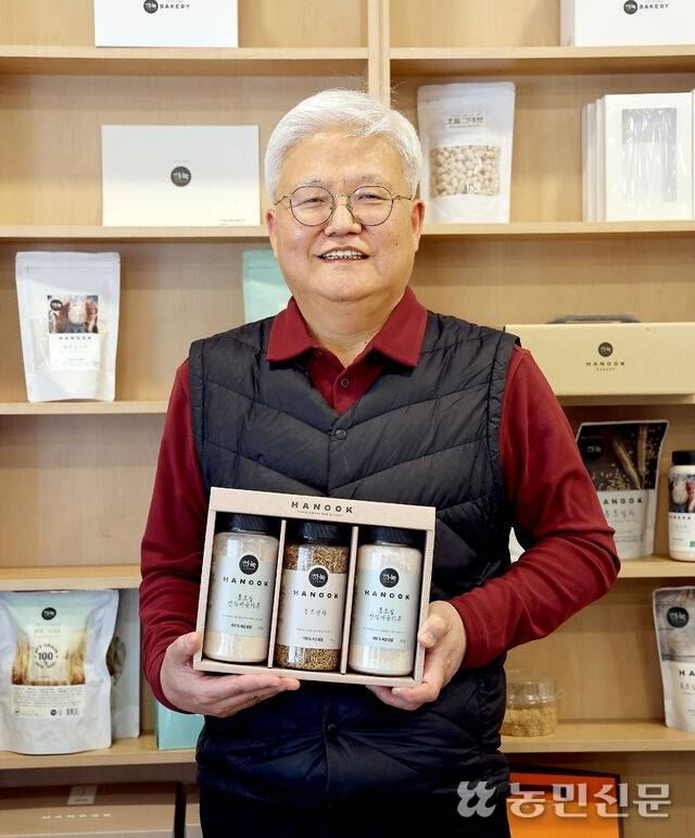 경북 영천 ‘하눅베이커리’의 류한욱 대표는 자신이 연구한 국산 호밀 종자로 빵을 만들어왔다.